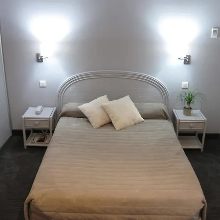 Carlton Nice, Partially Renovated 3*