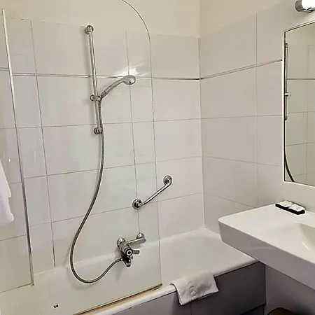 Carlton Hotel 3*