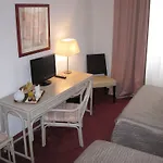 Carlton ホテル 3*