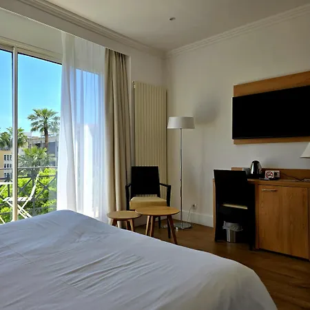 Carlton Nice, Partially Renovated 3*