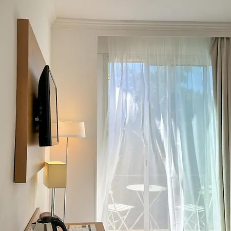 Carlton Nice, Partially Renovated فندق