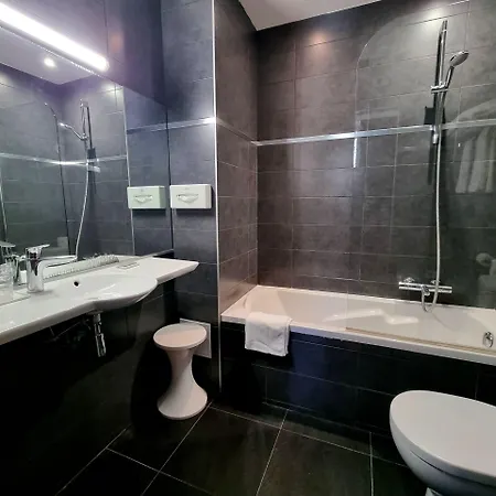 Carlton Nice, Partially Renovated 3*